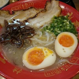近くの人気とんこつラーメン屋へ