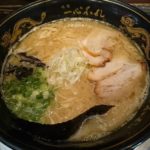 行列の赤のれんを通り過ぎ、たまたま見つけたラーメン屋へ入店