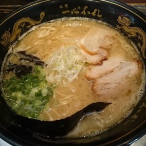 行列の赤のれんを通り過ぎ、たまたま見つけたラーメン屋へ入店