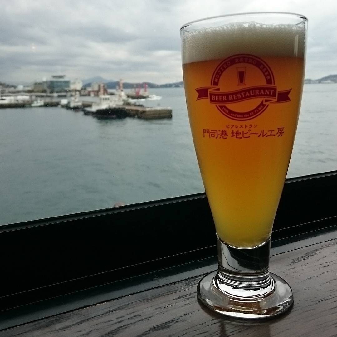 静かな港を眺めながら飲む地ビールは最高