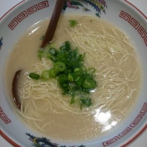 早めの締めは小倉駅ホームにあるラーメン屋
