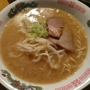 若松にある会社御用達の寿司屋、栄寿司が夜中に開く屋台でラーメン