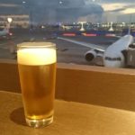 10日間ひたすら飲んで食べた帰省の締めくくりはラウンジでビール