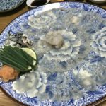 ふく刺しと馬刺しを喰らいながら日本酒をくいっと。