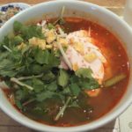 製麺会社が経営している中華料理屋で蒸し鶏の酸辣湯麺を注文