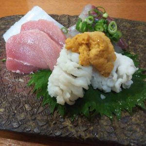松田さん。 刺身は本マグロトロ、鱧ウニのせ、鯵、水イカ