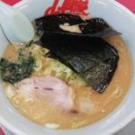 子供用のプールではしゃいでお腹が空いたので山岡家へ