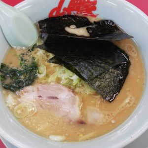 子供用のプールではしゃいでお腹が空いたので山岡家へ