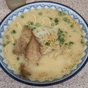 豚のむらに振られて先に進むと一際目立つ黄色い看板