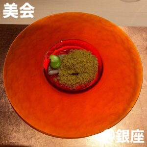 ◎美会(銀座)◎ ＊銀座駅から徒歩5分 ＊日本料理にタイのテイストを加えた絶品フュージョン料理 ＊食べログ3.94 ＊おまかせコース：23,000円＋ペアリング(日本酒とワイン) ランチでカオマンガイを食べてからずっと 訪問してみたかった美会のディナー。 コース内容も新しくなり、日本料理にタイの テイストを加えたビアさんらしい構成。 食材はもちろん調理方法や組み合わせにも こだわり抜いた料理の数々に感動。 とにかく味付けが秀逸で、ソムリエのペアリングも良い。 一品一品ビアさんが説明してくれるのも嬉しい限り。 どれも絶品だったが赤ムツとタイの香草を合わせた料理は 初めて食べた味なので感動する美味しさで驚いた。 コース内容が変わる度通いたくなるお店。 ①前菜：生春巻き 　鴨 金美人参 雪うるい 新生姜 きゅうり ②山と海の幸：和風トムヤンクン 　蛤 車海老 鯛 ロッソトマト 大黒しめじ ③洋と泰：カツサンド 　黒豚(TOKYO